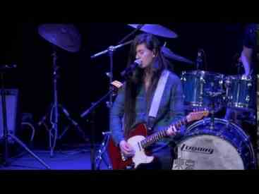 ניצן אלון בוגרת סטודיו די במודיעין למדה גיטרה, שירה והרכבים מוסיקליים