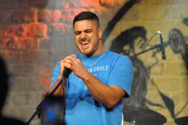 תלמיד סטודיו די לפיתוח קול במופע חיה מול קהל