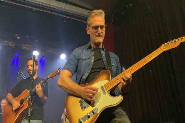 תלמיד מבוגר של סטודיו די במופע על הבמה