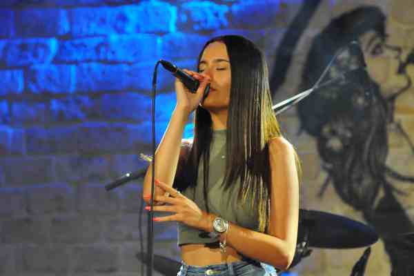 תלמידה לפיתוח קול מופיעה בהופעת סוף שנה במודיעין