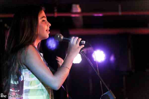 זמרת סטודיו די מופיעה מול קהל לאחר שיעורי פיתוח קול