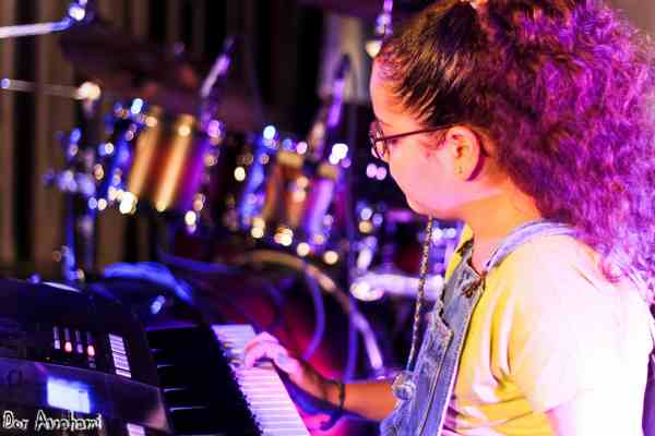 תלמידה לפסנתר בהופעה חיה על הבמה בסטודיו די