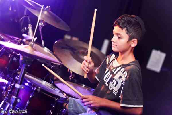 מתופף סטודיו די מופיעה מול קהל לאחר שיעורי תופים