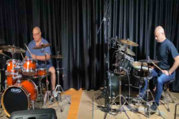 למה סדנת התיפוף מתנה מועדפת על בקבוק יין או גדג'ט חדש ( מקרה של יהושוע )